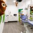 Mobiliario protesico infantil y varios juguetes con encimera y paratos de higiene dental con ordenador