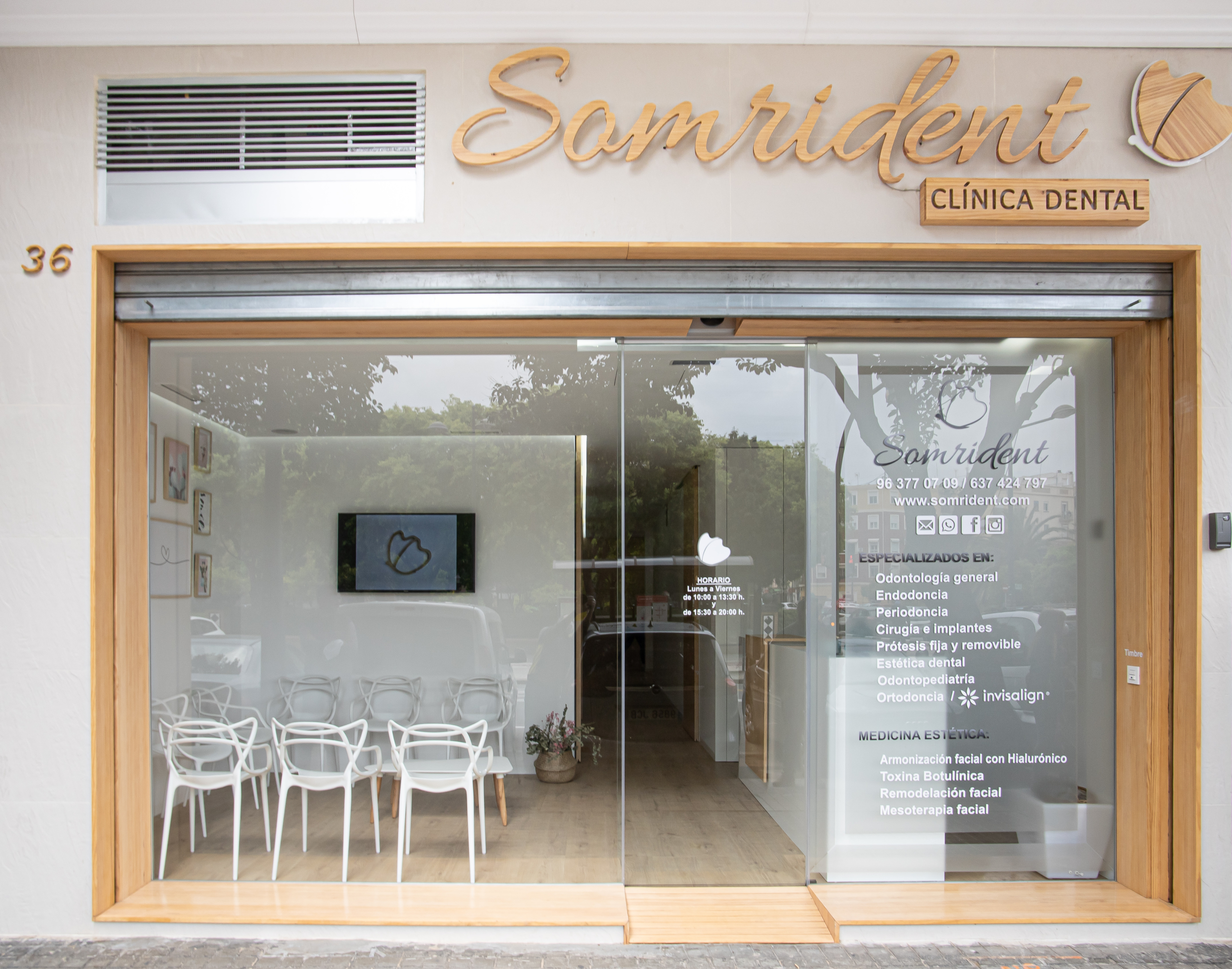 Escaparate dentista con nombre Samrident con cristal grande