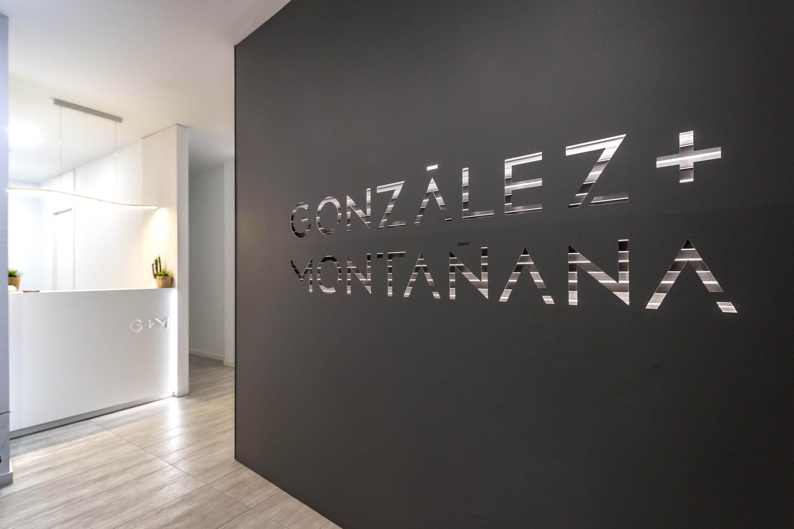 DIseño logo clinico en negro con nombre ¨Gonzalez Montañana¨