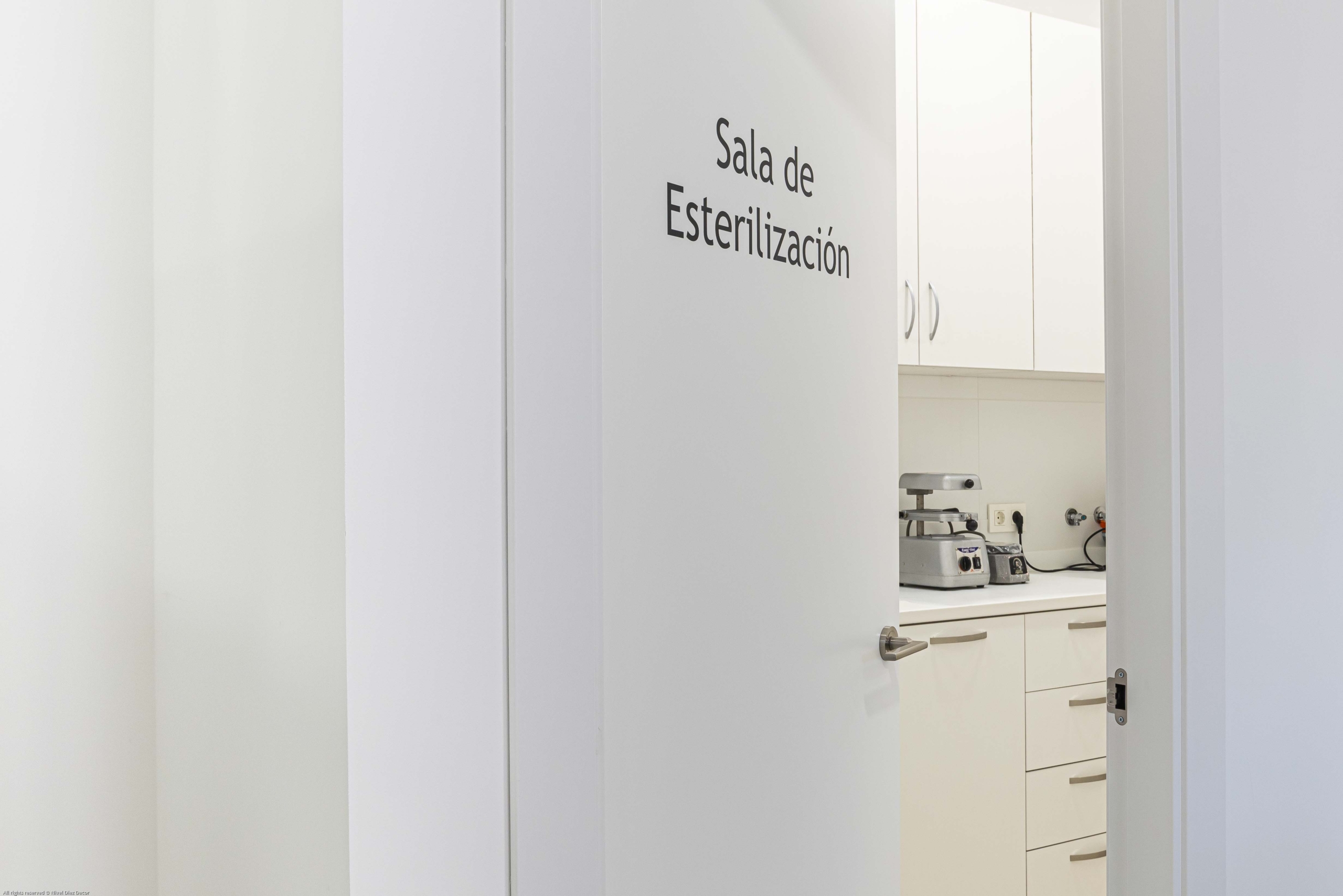 Diseño de puerta en acabado en blanco con nombre ¨Sala de esterilización¨