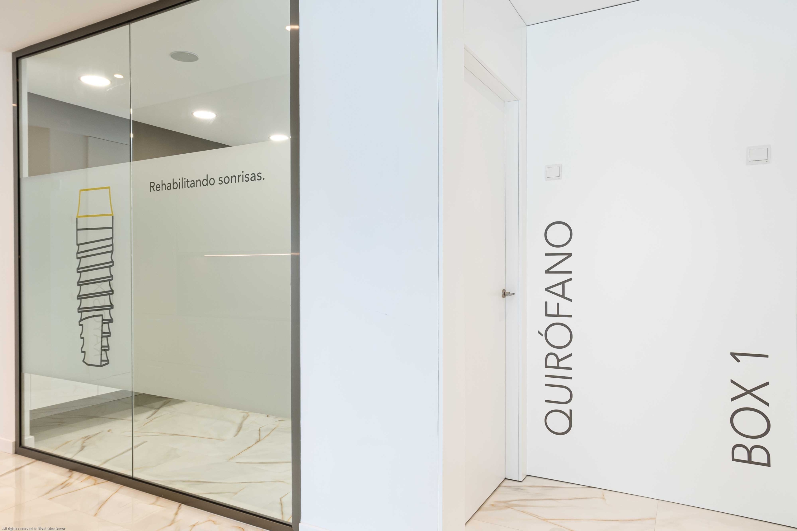 Puerta con letrero ¨Quirofano¨ y ventanal vcon cristalera transparente